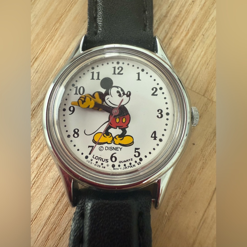 Vintage Lorus Disney Mickey Mouse moving arms watch NEW BATTERY